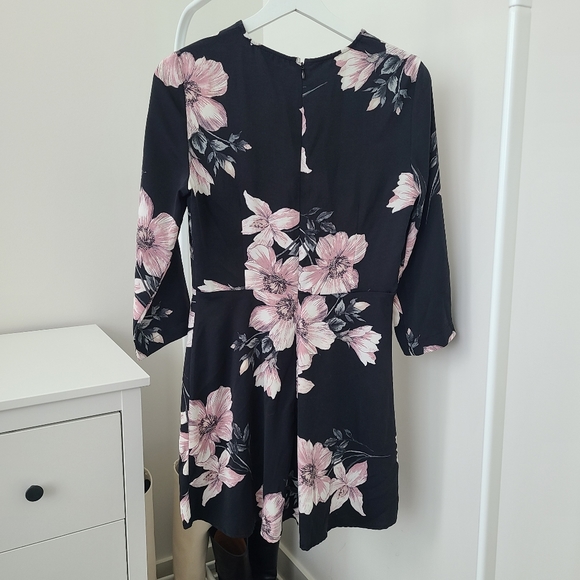 DYNAMITE Floral Dress - Picture 2 of 4